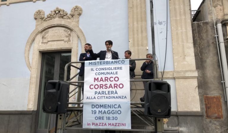 Il consigliere Marco Corsaro parla alla cittadinanza