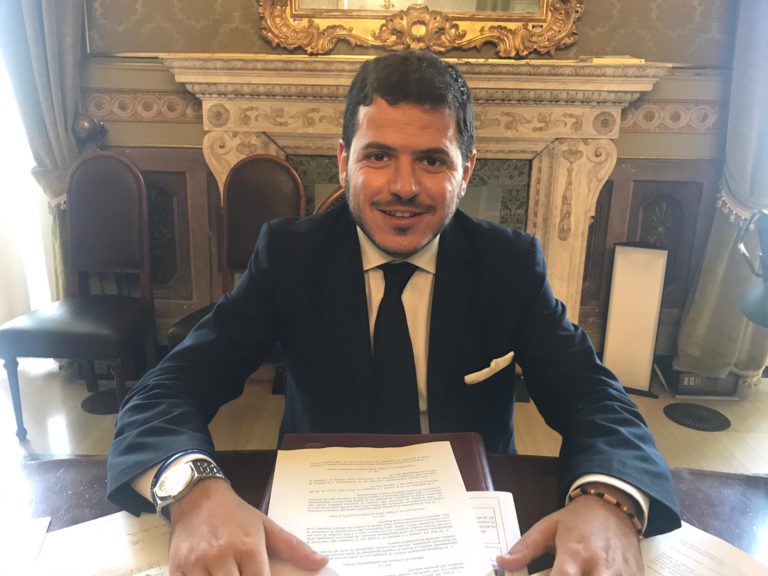 Caro Voli. Il viceministro Cancelleri lascia il M5S e si fa portavoce di Fratelli d’Italia. Ad annunciare l’aleatorio passaggio è il deputato all’Assemblea Regionale Siciliana, l’on. Gaetano Galvagno.
