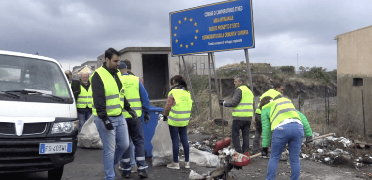 CAMPOROTONDO ETNEO: RACCOLTA RIFIUTI COL SINDACO IN PRIMA LINEA