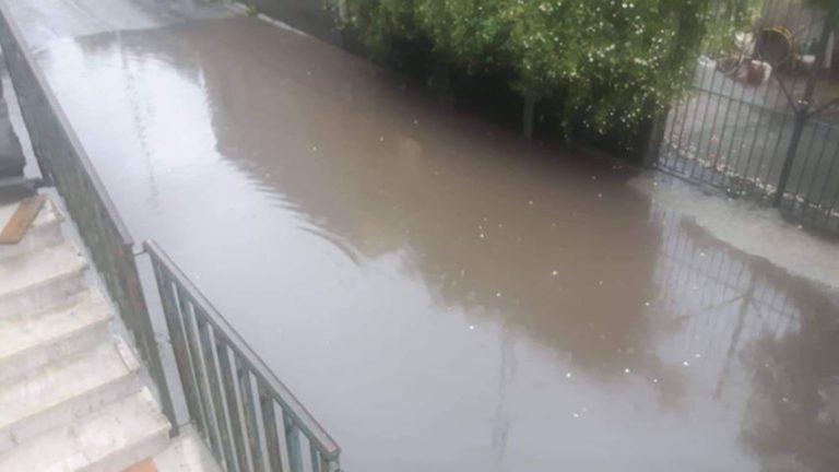 Misterbianco per via delle piogge ,cittadini prigionieri in casa, in via Sicilia e via Turi Scordo