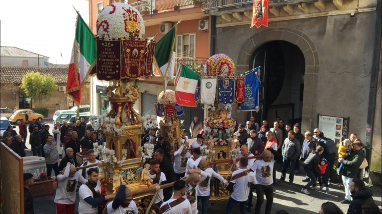 S. Lucia a Belpasso:Arrivano le candelore con il loro folklore e vengono benedette le “Lucie” dei carri