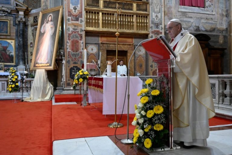 Papa Francesco nella Festa della Divina Misericordia: attenzione al virus dell’egoismo indifferente.
