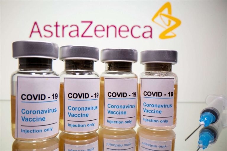 RITORNA ASTRAZENECA. IL VIA LIBERA DELL’EMA: “I benefici sono superiori ai rischi, ma non escluso legame con casi di trombosi (rare). Aggiornato il foglio illustrativo”.