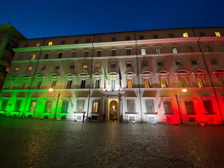 Covid-19, nuovo decreto per contrasto emergenza epidemiologica. Niente zona gialla. Scuole aperte fino alla prima media anche in zona rossa