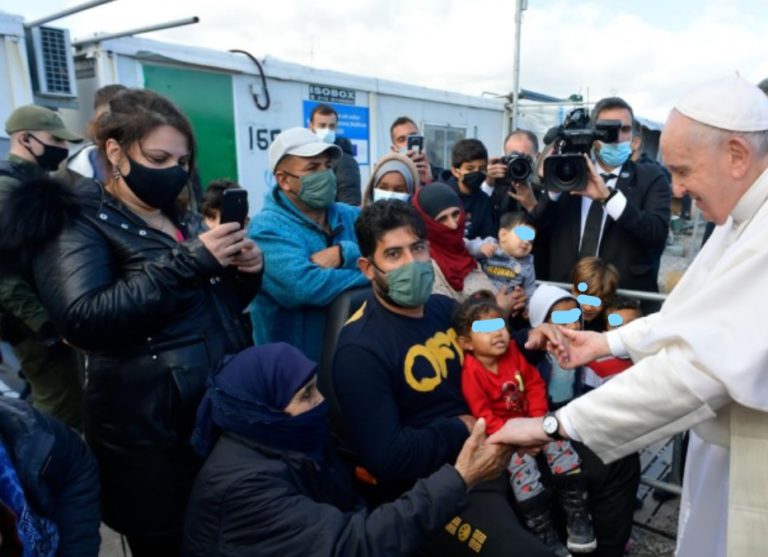Papa Francesco nell’isola di Lesbo, in Grecia: Non lasciamo che il “mare nostrum” diventi “mare mortuum”