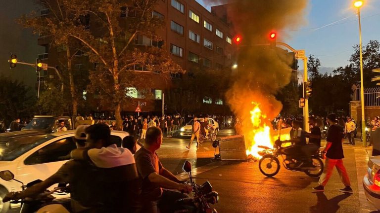 Proteste in Iran: dimostranti in piazza contro le Guardie rivoluzionarie