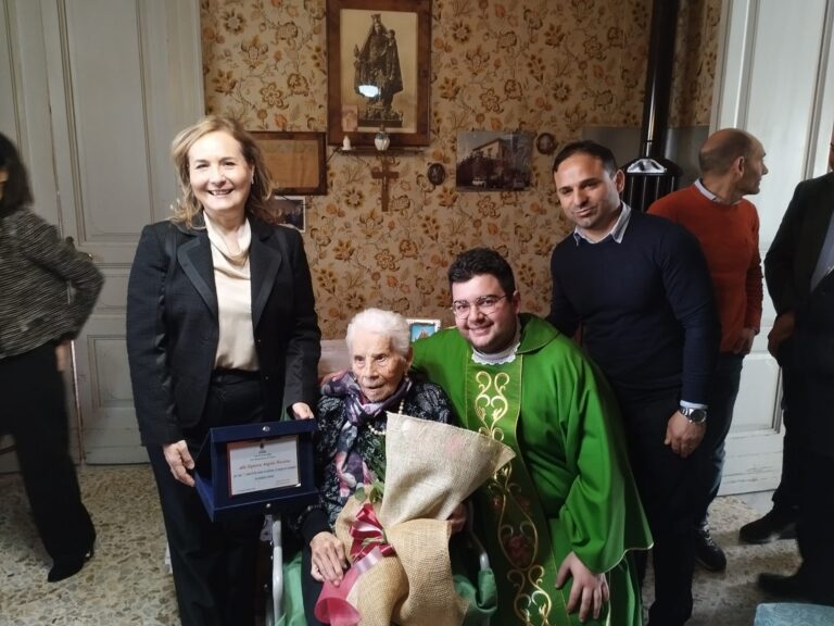 Aci Catena celebra la centenaria Angela Messina. Ferro: “persona stimata”