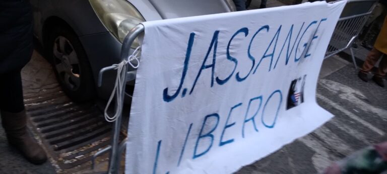 “Il giorno x è arrivato”: manifestazione sul giudizio di Assange a Catania