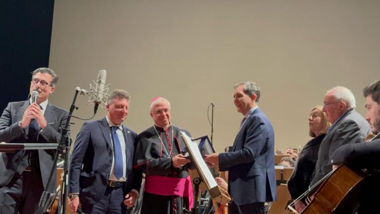 Serata “Fondazione Sant’Agathae”: premiati arcivescovo e sindaco