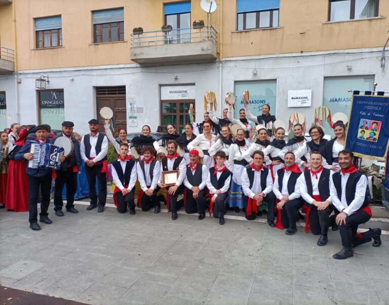 Successo al “Mandorlo in Fiore” del gruppo folkloristico “Pizzifolk”