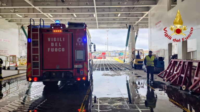 Principio d’incendio su una nave al porto di Catania, intervento dei Vigili del Fuoco