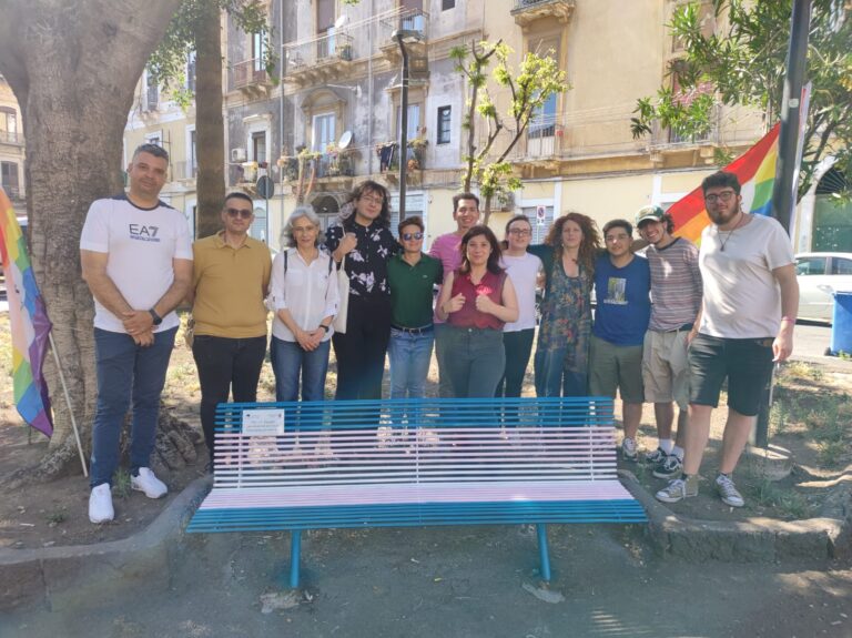 Catania, nuova panchina in piazza Angelo Majorana contro le discriminazioni. Bassini:”Città meno ignorante”