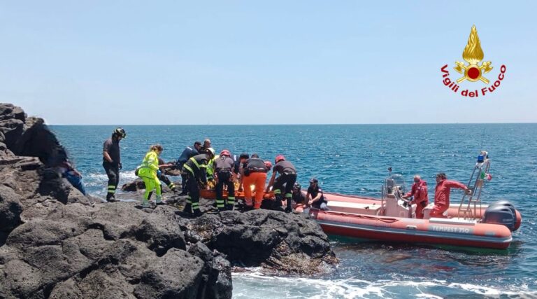 Cade dalla scogliera 16enne a 5 metri di altezza, soccorso dai Vigili del Fuoco