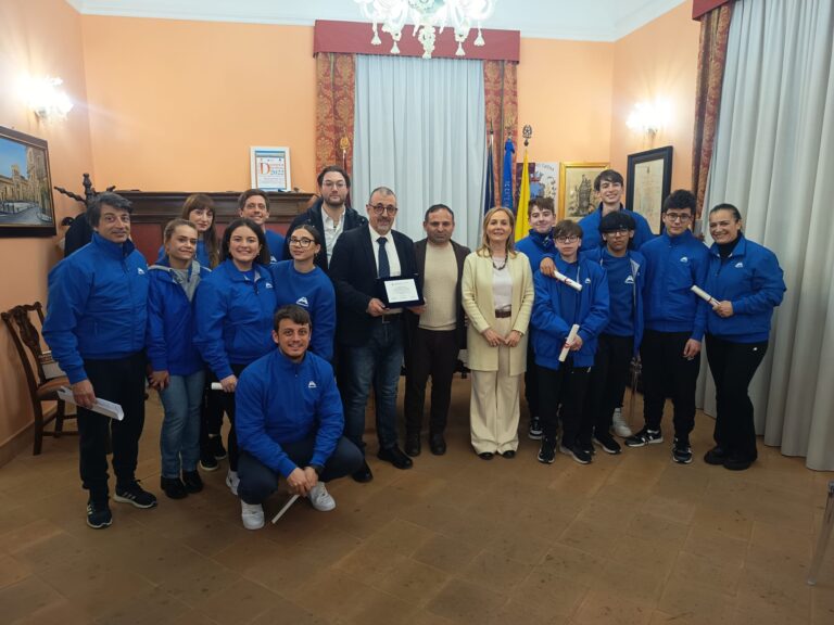 Acicatena, il comune premia Gymnase per i risultati del 2025