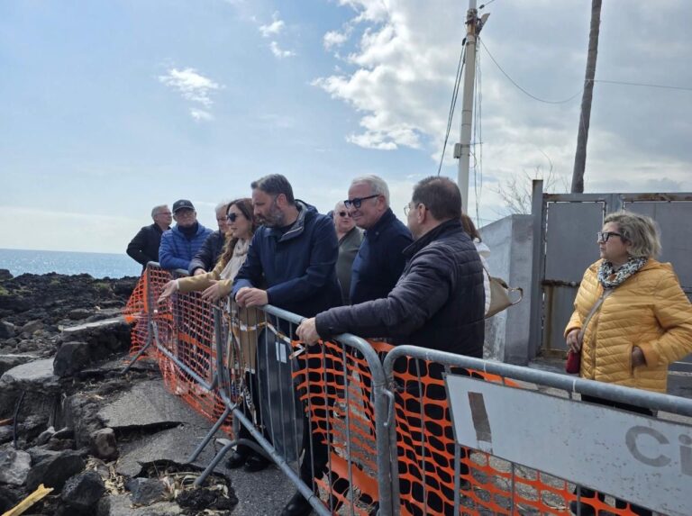 Ripristino della costa e realizzazione dei solarium: l’amministrazione acese lavora per la stagione estiva