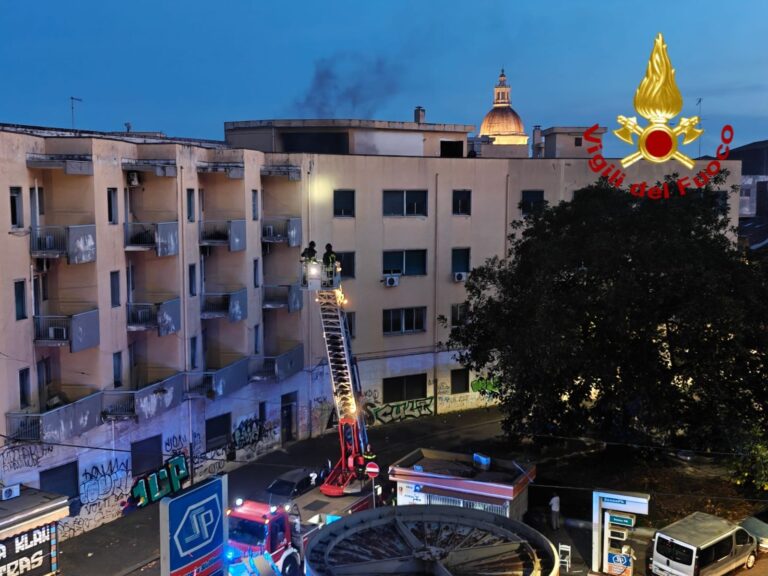 Incendio all’ospedale dismesso “Santo Bambino”: intervento dei Vigili del Fuoco