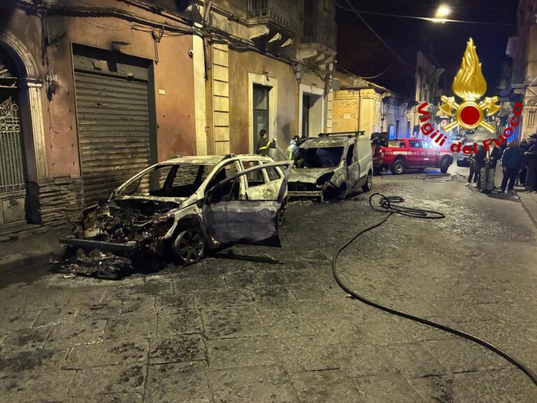 S.M. Licodia, incendio di 4 auto: intervento dei Vigili del Fuoco