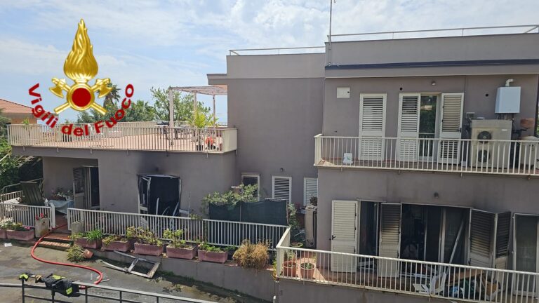 Incendio in un edificio a San Gregorio, intervento dei Vigili del Fuoco