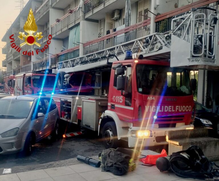 Incendio in via Zia Lisa a Catania, intervento dei Vigili del Fuoco