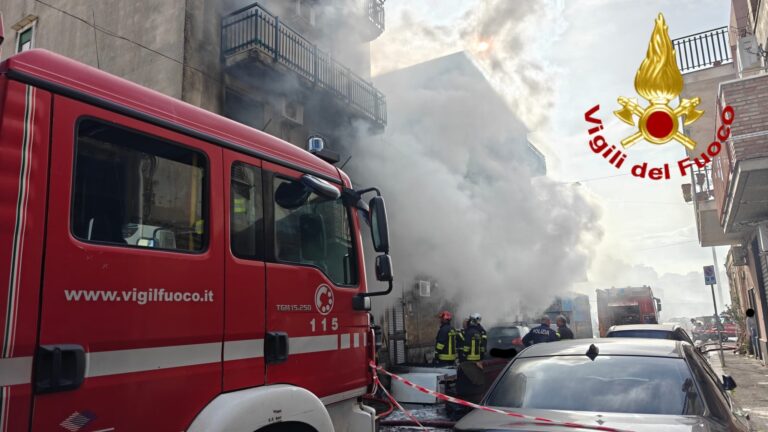Incendio a Picanello, intervento dei Vigili del Fuoco