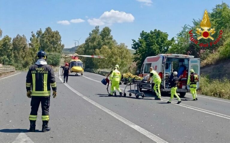Autocompattattore ribaltato sulla Ss 514: autista in elisoccorso