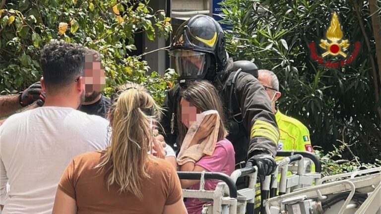 Incendio a Librino in un condominio: intervento dei Vigili del Fuoco