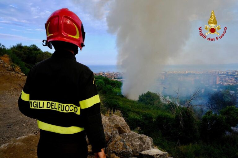 Timpa di Leucatìa in fiamme, intervento dei Vigili del Fuoco