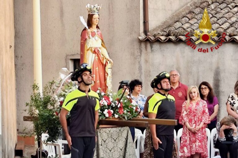 Ragalna, i Vigili del Fuoco recuperano e traslano il simulacro di Santa Barbara