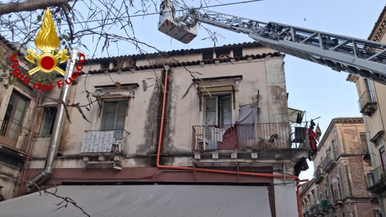 Incendio di un edificio a San Berillo, intervento dei Vigili del Fuoco