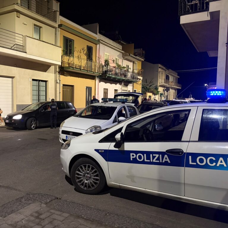 Riposto, fugge all’alt della Polizia Locale: oltre 7.500 euro di sanzioni e veicolo sequestrato