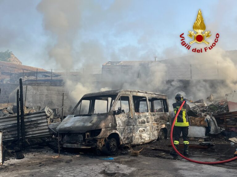 Incendio in via delle Ondine a Catania: intervento dei Vigili del Fuoco