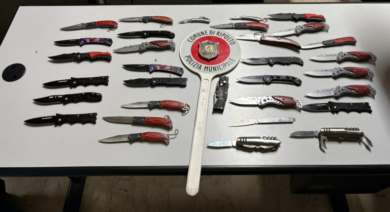 Torre Archirafi,  32 coltelli sequestrati ad ambulante: denunciato anche per occupazione abusiva di suolo pubblico