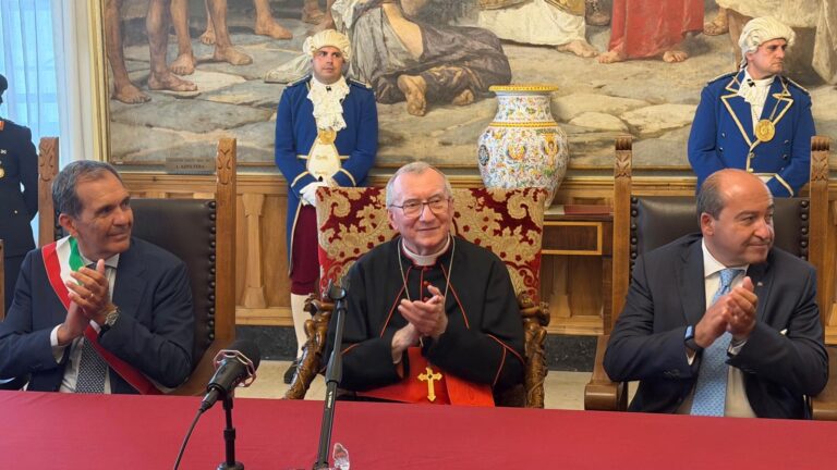 Pietro Parolin in visita a Palazzo degli Elefanti: l’accoglienza ricevuta