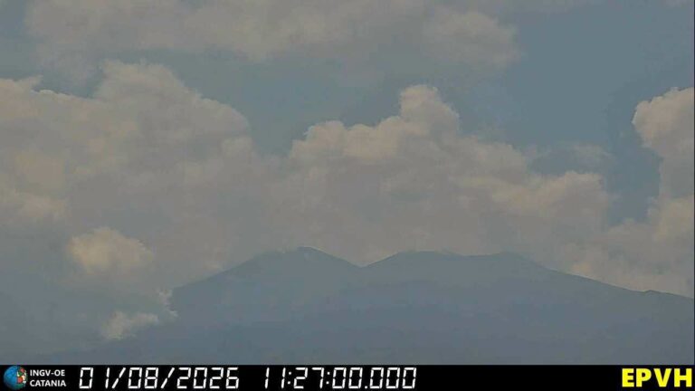 L’Etna “persiste ma cala”: gli aggiornamenti odierni