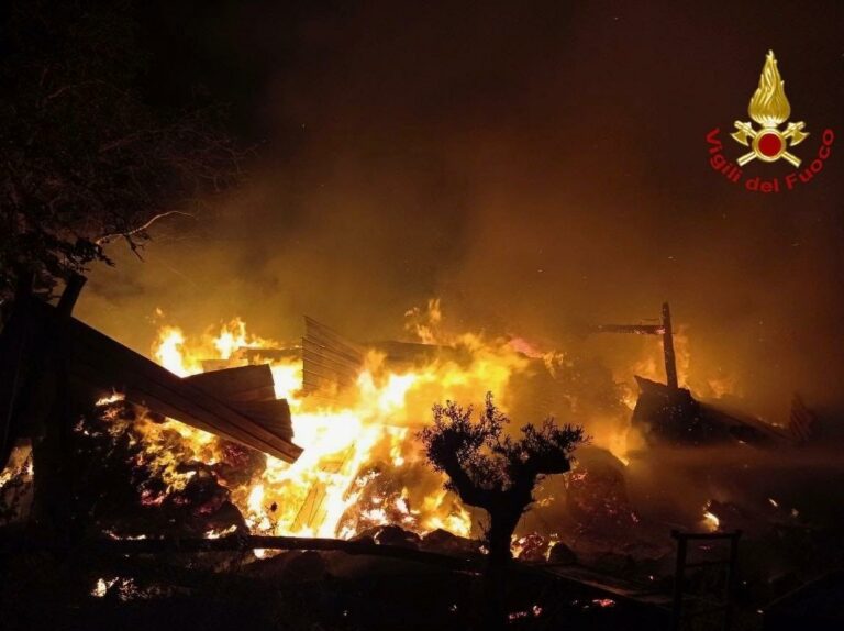 Incendio di un fienile a Maletto, intervento dei Vigili del Fuoco