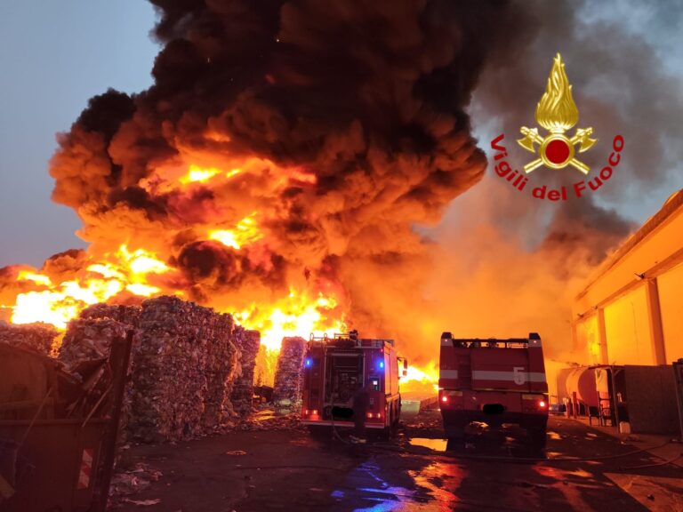 Incendio alla Zona Industriale di Catania: intervento dei Vigili del Fuoco