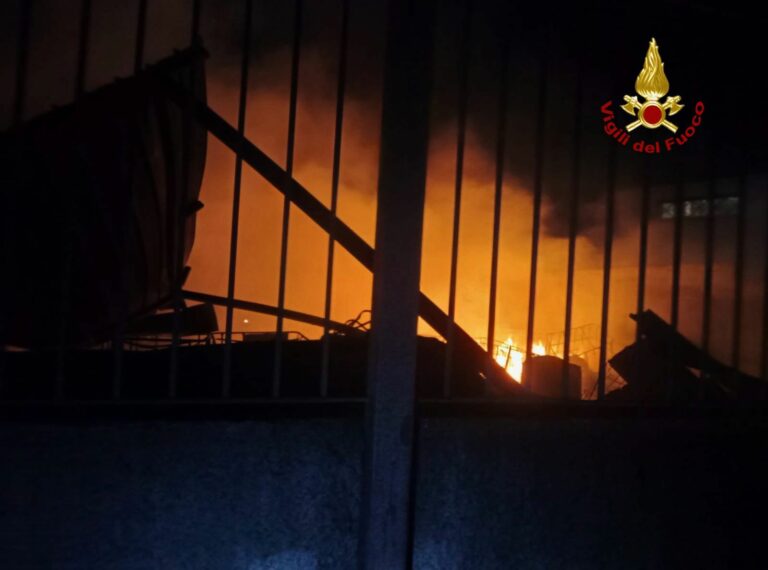 Incendio ad Aci Sant’Antonio, intervento dei Vigili del Fuoco