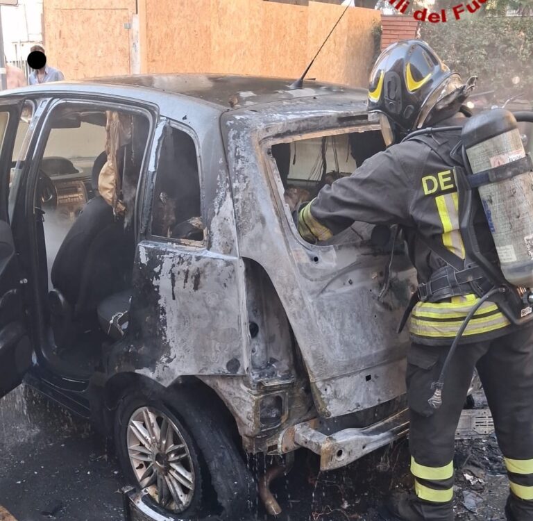 Catania, incendiate 2 auto e 1 ciclomotore in via Caracciolo: intervento dei Vigili del Fuoco